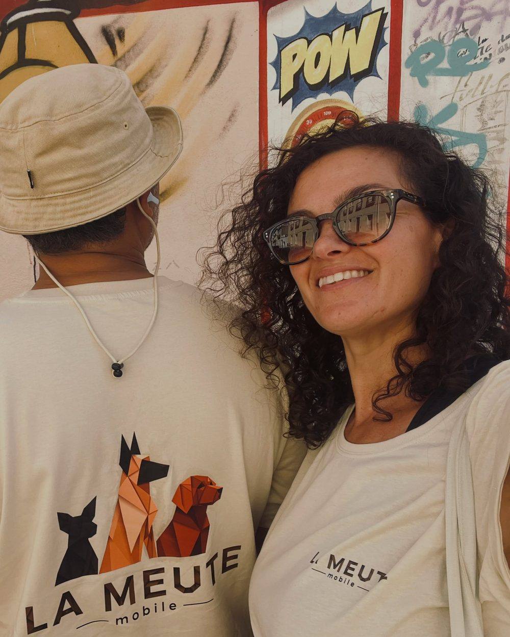 Myriam, éducatrice canine de La Meute Mobile, avec le t-shirt de la meute
