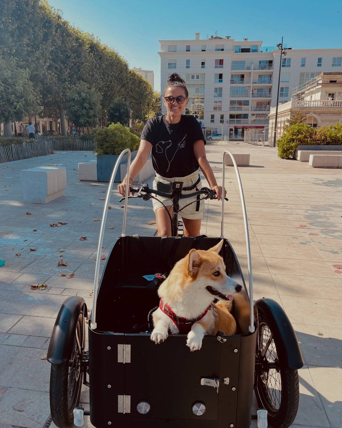 Myriam sur son triporteur avec un corgi à bord, à Sète